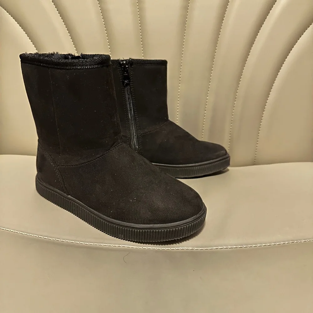 Cat & Jack Kids Black Boots Faux Fur Lined Zipper Winter Shoes Size 13